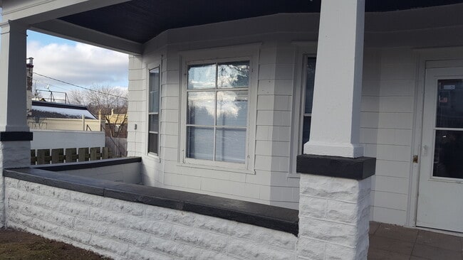 Building Photo - Large 3bd/1.5 bath Single Family Home Minu...