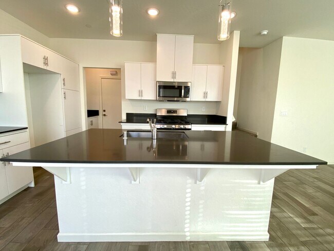 Building Photo - $2,195, 3 Bedroom In Gated Community with ...