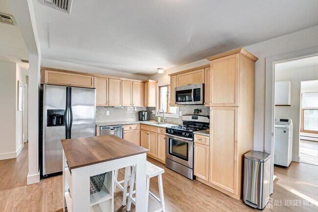 Building Photo - 1331 Sunset Ave