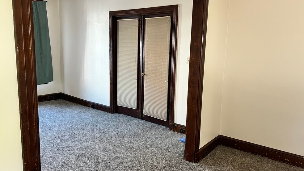 An inside entrance from the foyer to the front room - 560 Walnut St
