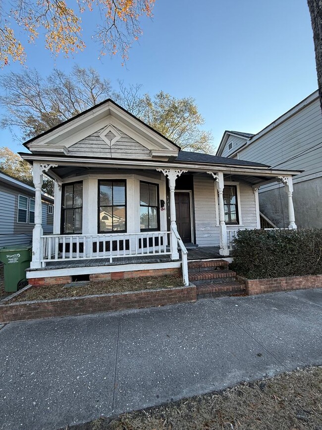 Building Photo - DOWNTOWN WILMINGTON - 3 Bedroom & 1 Bath -...