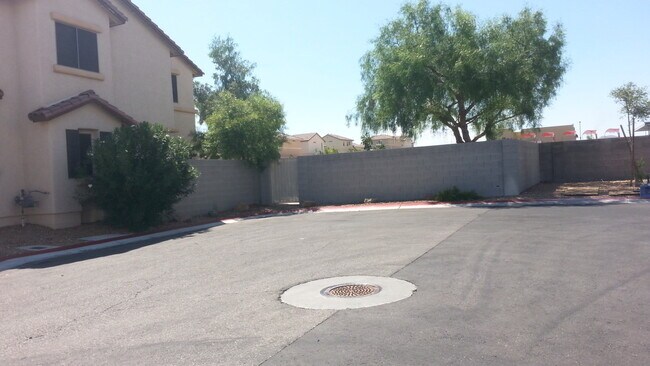 Building Photo - Beautiful SW 4 bedroom home with 2 car garage!