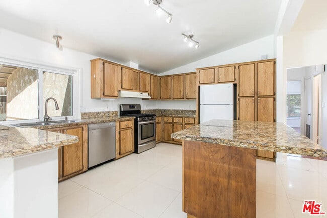 Building Photo - 27584 Onyx Ln