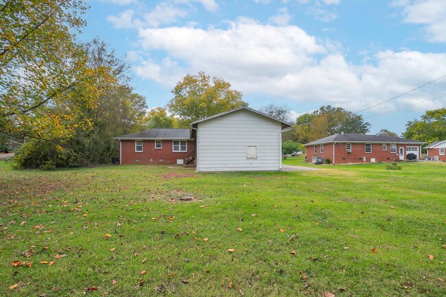Building Photo - 208 Hillcrest Dr