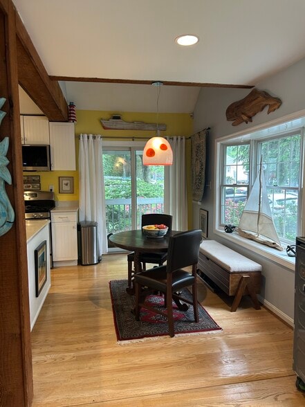 Breakfast area - 1111 Van Buren St