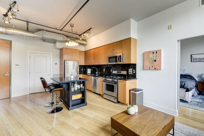 Building Photo - 2 bedroom 2 bath condo in Adams Morgan