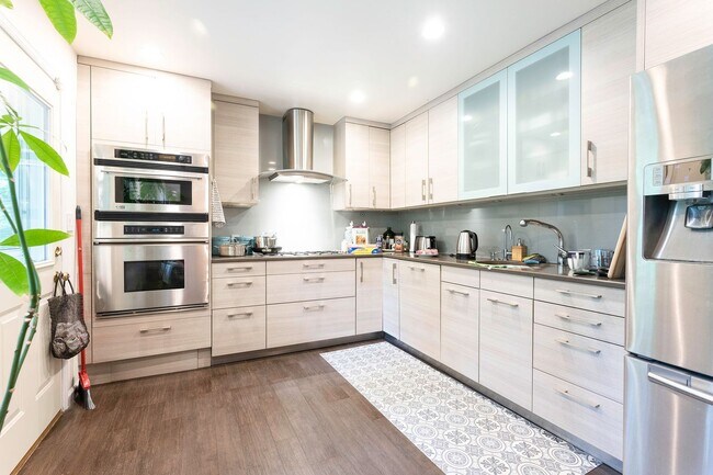 Building Photo - Amazingly Beautiful Fully Renovated 4BR/DEN/3FB/GAR North Bethesda Home