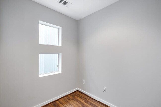 Building Photo - 2605 Calumet St