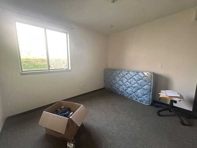 Building Photo - $825 | 2 Bedroom, 1 Bathroom Apartment | C...