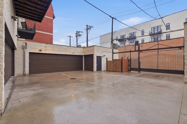 Building Photo - 4226 S Ellis Ave