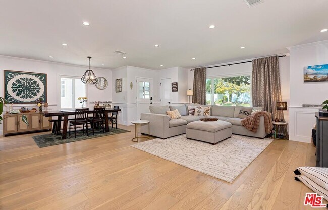 Building Photo - 6700 W 85th Pl