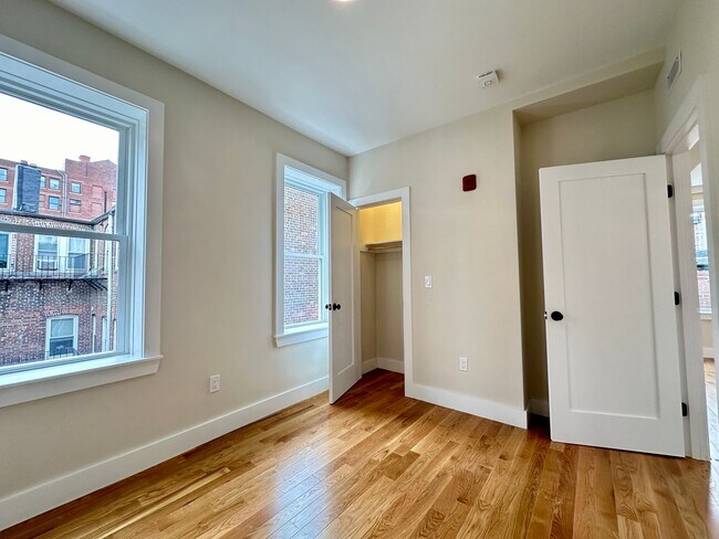 Building Photo - Nicely renovated 2 bed condo in the heart of the North End.