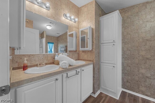 Building Photo - 701 Coral Dr