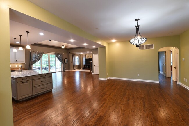 Building Photo - Kirkwood 5 bedroom / 3 full bathroom home