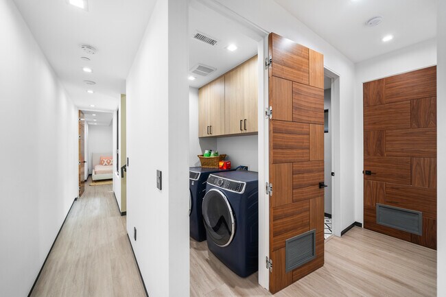 Building Photo - 838 California Ave