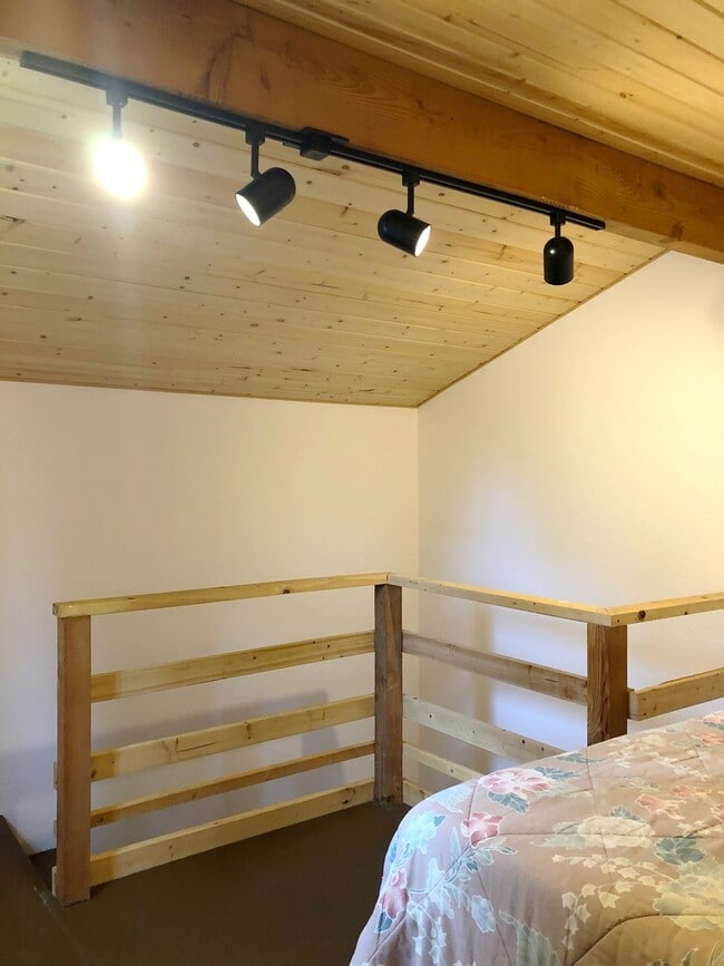 Building Photo - CHARMING CABIN