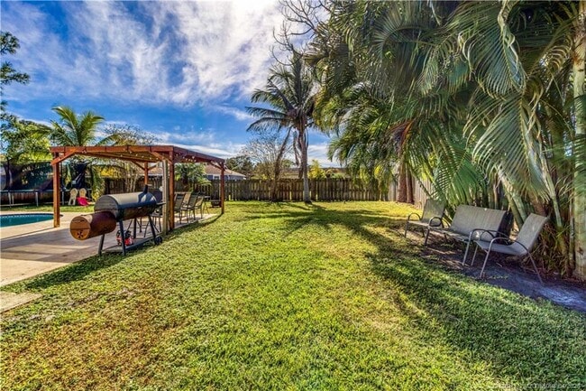 Building Photo - 656 SE Ron Rico Terrace