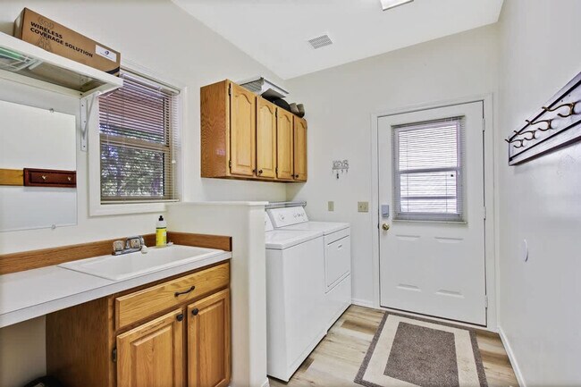 Building Photo - 1496 Pine Ridge Dr