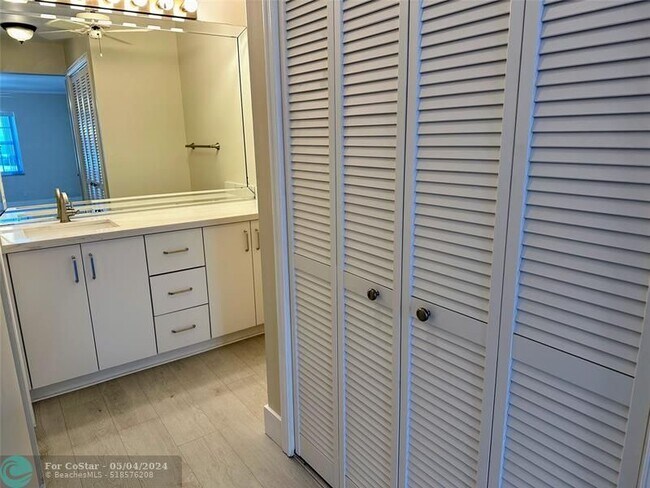 Building Photo - 6319 Bay Club Dr