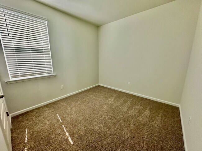 Building Photo - Four Bedroom Single Level Home in the Retreat at East Argent!