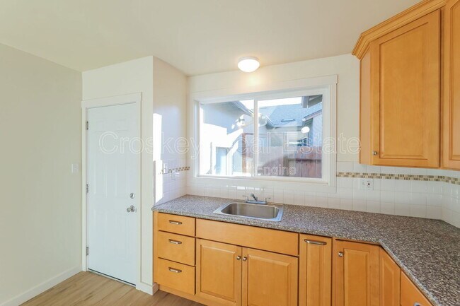 Building Photo - 365 W 12th St