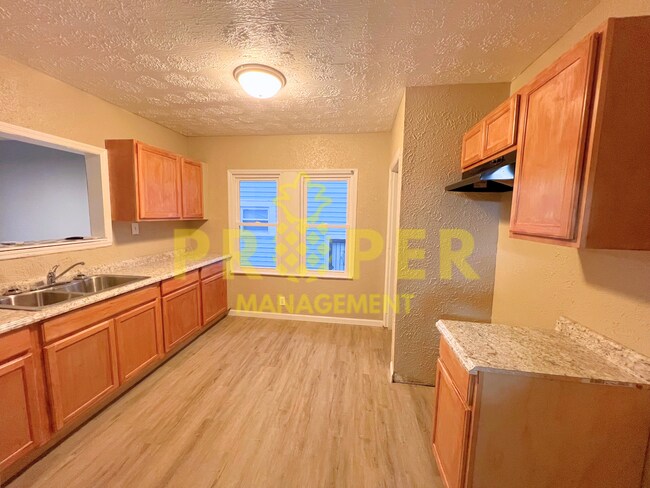 Building Photo - 424 Shoop Ave