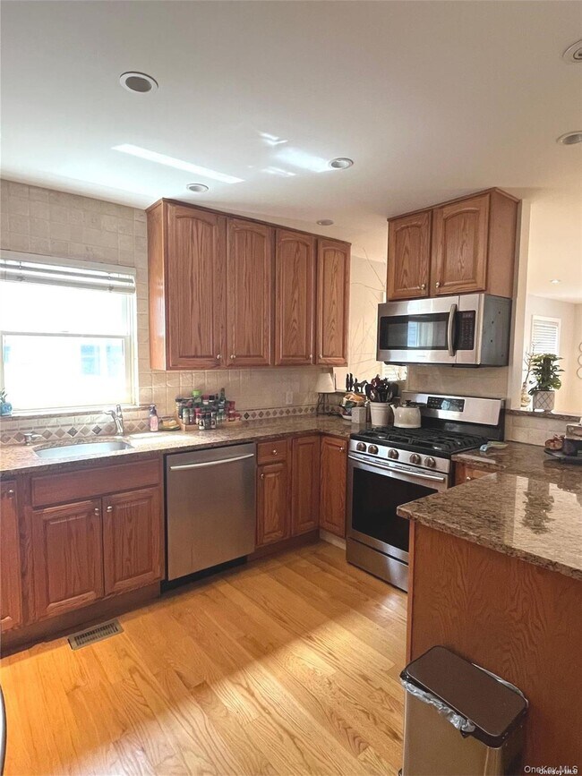 Building Photo - 442 E Beech St