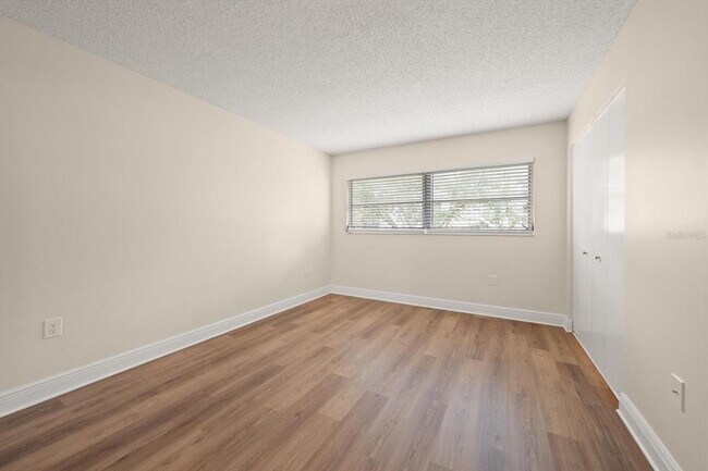 Building Photo - 1975 W Bay Dr