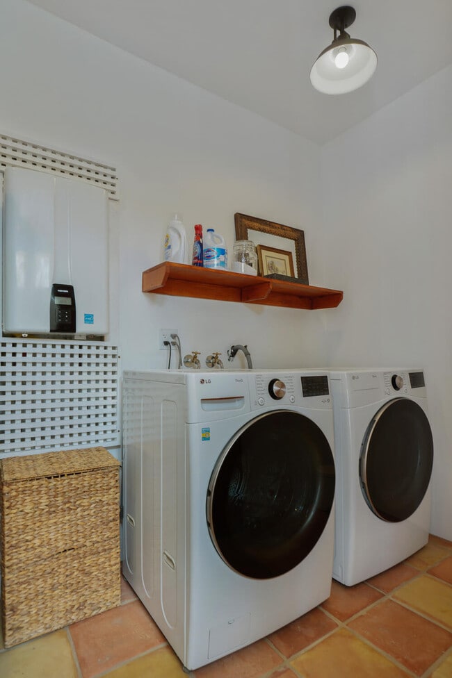 Building Photo - 439 E Sonora Rd