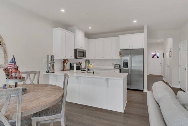 Building Photo - Beautiful Townhome!! Great Location!!