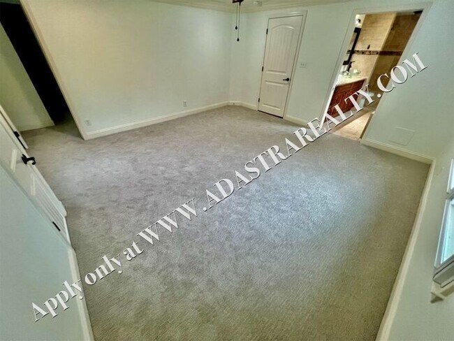 Building Photo - Beautiful 4 Bed 3.5 Bath Home in Fairway-Available NOW!!