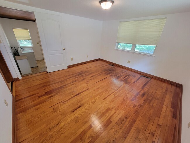 Building Photo - 1526 Highland Dr
