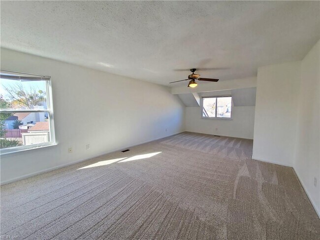 Building Photo - 833 Quesnel Dr