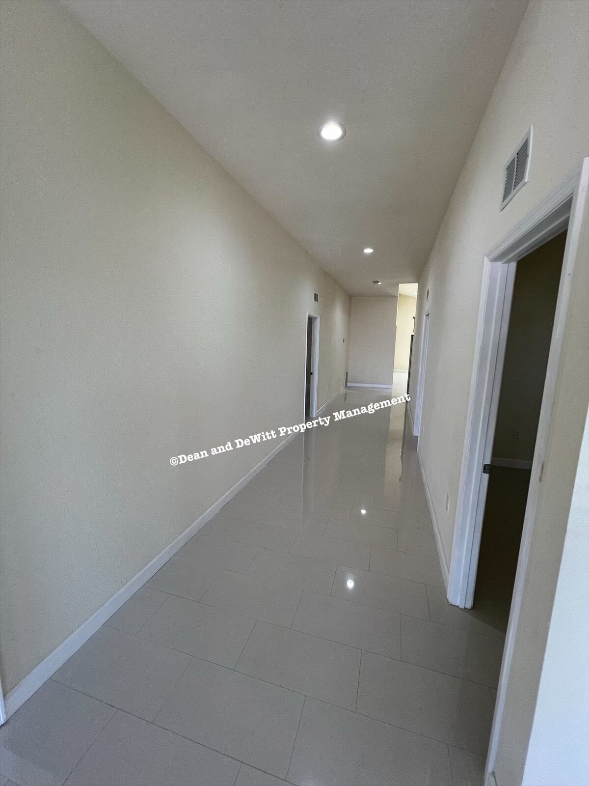 Building Photo - 4 Bed/2 Bath