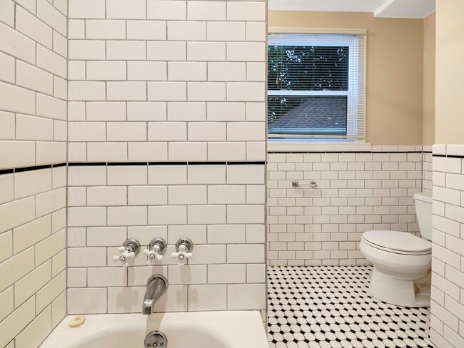 Building Photo - MID-CENTUTY MODERN 4 BEDROOM/2 BATH HOME-MUST SEE TO APPRECIATE!!