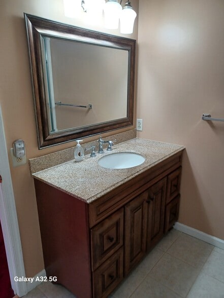 Main Bath - 233A Milton Ave