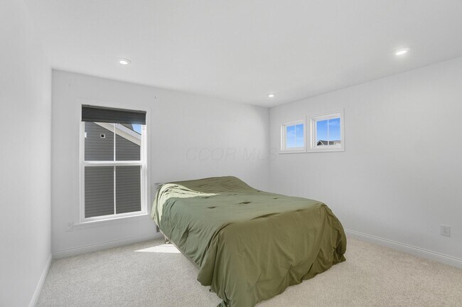Building Photo - 6060 Lavender