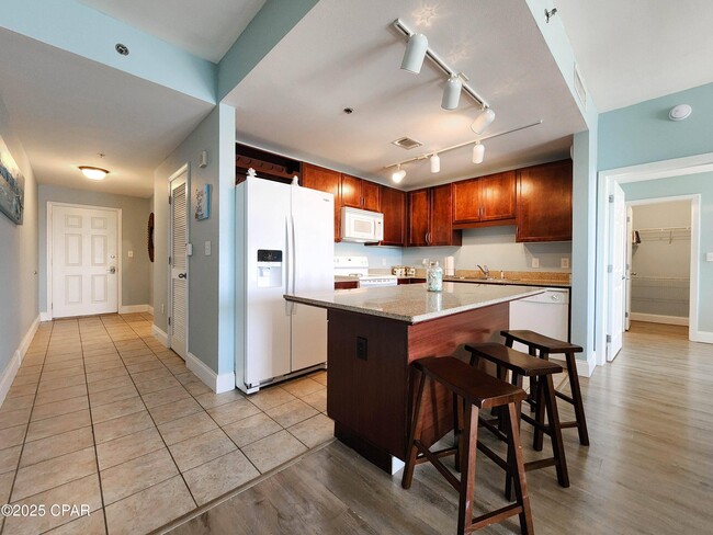 Building Photo - 9902 S Thomas Dr