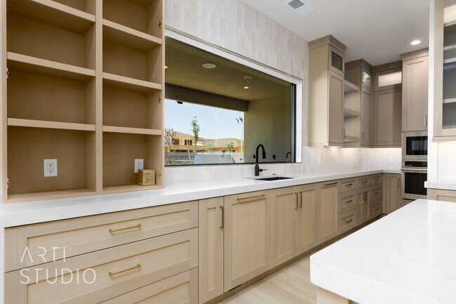 Building Photo - BRAND NEW Gorgeous 6 bed 7 bath with Pool ...