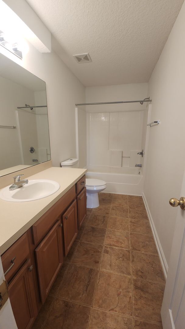 Building Photo - Lovely Move in Ready Home