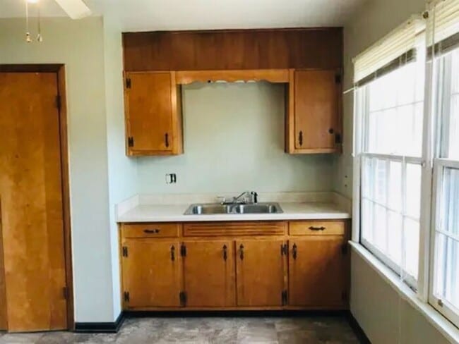 Building Photo - Fenced yard!