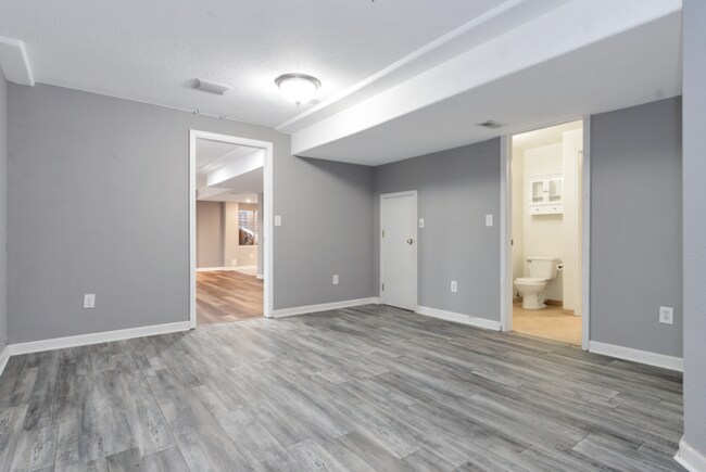 Building Photo - Charming 6 beds 3 baths in Denver!