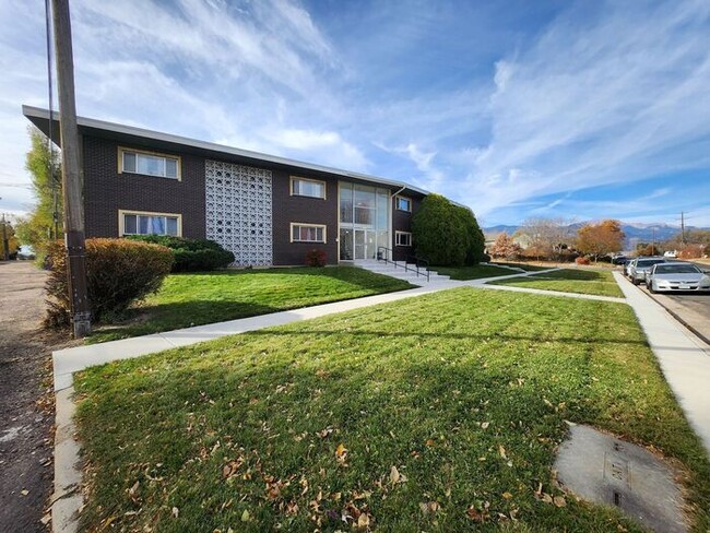 Building Photo - Beautifully Renovated 1-Bed, 1-Bath Apartment – Main Level Living | Move In Today and Get Your 2n...