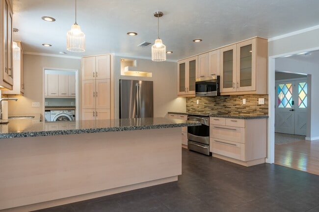 Building Photo - 3339 W Cambridge Ave