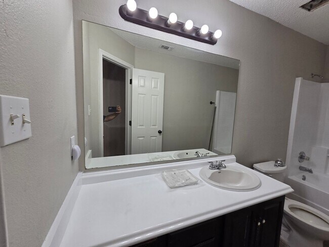 Building Photo - Beautiful 3-2-2 Move In Ready!