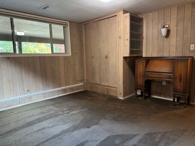 Building Photo - SPECIAL PROMOTION-Cozy 5 bedr 3 bath rambler with daylight basement, minutes to Somerset schools