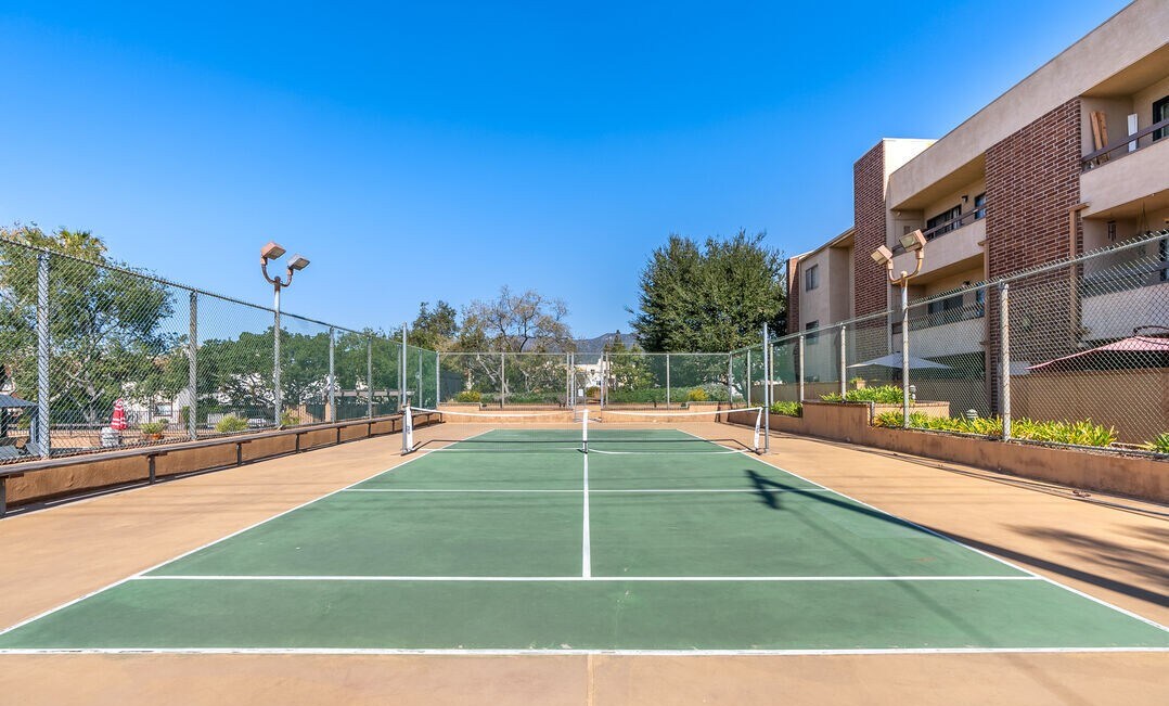 Tennis court - 424 Oak St