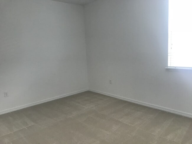Building Photo - 5 Bedroom in Westside Village at Heart of ...