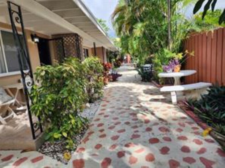 Building Photo - 1313 NE 16th Ter