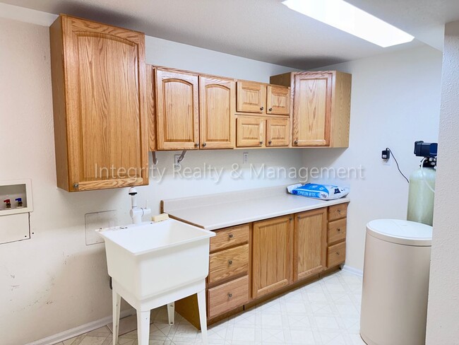 Building Photo - 1041 W Laurenwood Ln